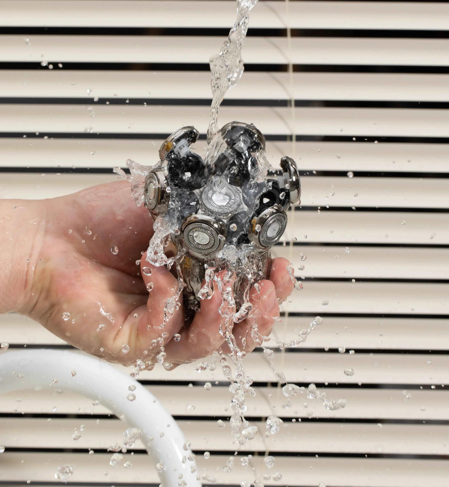 Rasoir électrique 7D MOSHAN avec têtes rotatives pour un rasage de précision.